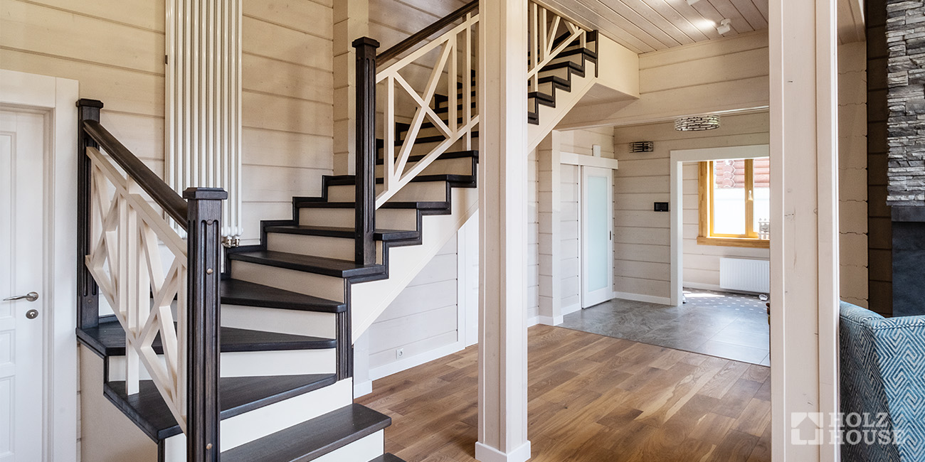 Лестница в доме из клееного бруса