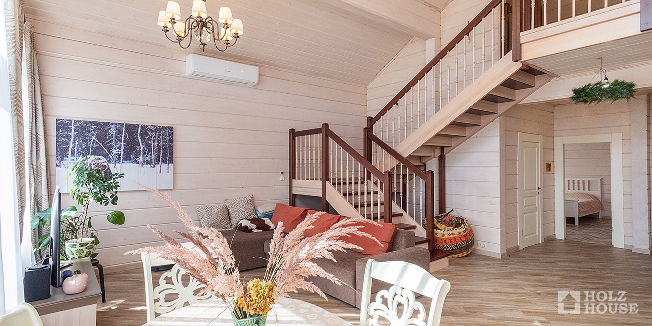 Лестница деревянная в доме из клееного бруса