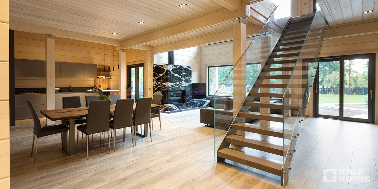 Стекляная лестница в доме из клееного бруса